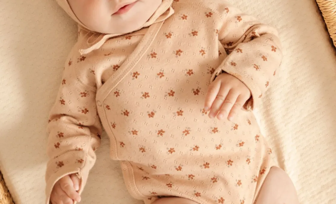 When manufacturing Side Snap Bodysuit, our skilled dyers select compatible dyes from renowned suppliers for our fabric materials to ensure high color fastness and resistance to stains