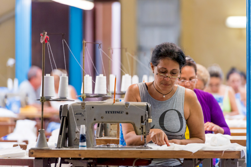 Euphoric Colors offers flexible low-quantity private-label production.