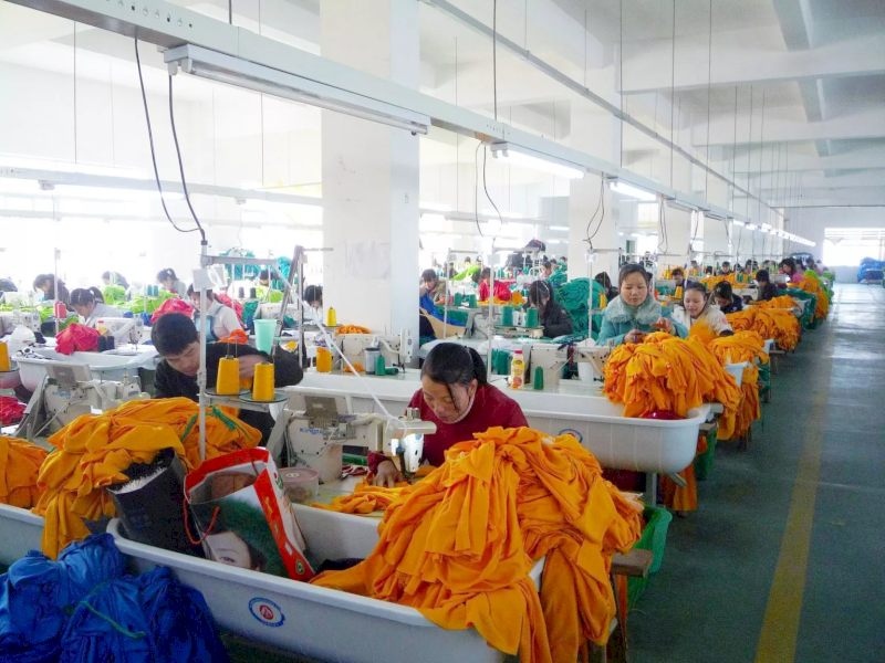 Lezhou Garment offers end-to-end streetwear production with low MOQs from 200 pieces.