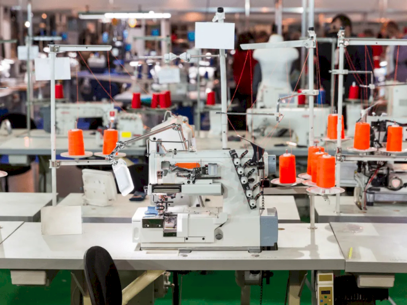 Weft Apparel offers sustainable custom clothing with low MOQs from 50 pieces.