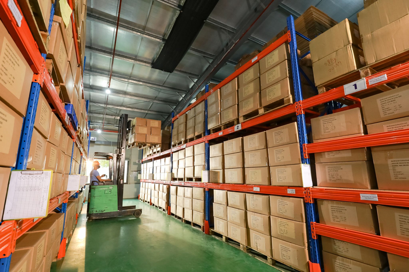 Bulk shipping follows agreed trade terms such as FOB or DDP, where the manufacturer either delivers goods to the port or handles the full logistics process through to final delive