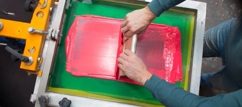 Screen printing is a cost-effective t-shirt printing method for bulk production, known for its vibrant, durable results but limited flexibility for complex designs and small orders